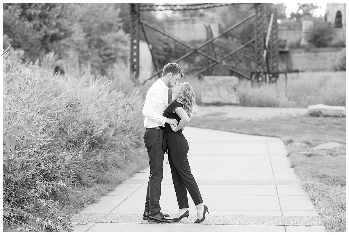 Couple kissing in black and white